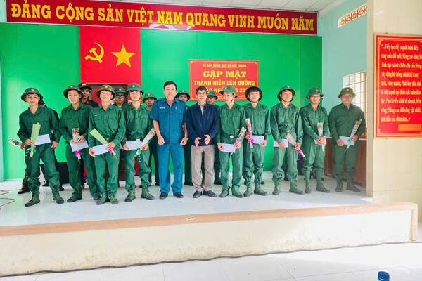 Xã Đức Thạnh: Gặp mặt, tặng quà thanh niên trước lúc lên đường nhập ngũ năm 2025.